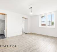 Családi ház belső tere fa dekoros padlóval és nagy ablakkal.