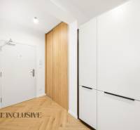 Előszoba egy 4 szobás lakásban, fa dekor padlóval és beépített szekrényekkel.