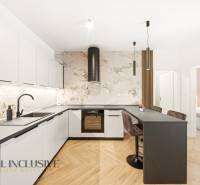 Konyha pulttal és fa mintázatú padlóval egy 4 szobás lakásban.