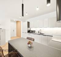 Konyha egy 4 szobás lakásban, finom dekorációval a falakon és lágy színekkel.