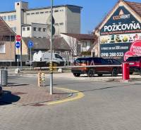 Az utcán a városban autók, kerékpárút és egy Szerszámkölcsönző épülete található, az egyszobás lakás nem említett.