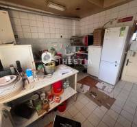 Konyha gasztronómiai helyiségekkel, fehér csempe, tárolók, konyhai eszközök, ventilátor, hűtőszekrények.