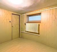 Szoba fa dekor padlóval, fa falakkal, radiátorral, családi ház belső tere.