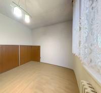 Szoba fa dekorációval és függönnyel egy családi házban.