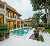 Villa Pattayában medencével, egzotikus kerttel és tágas terasszal a pihenéshez.