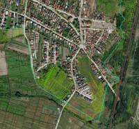 Légi felvétel a Zohor területének parcellázásáról és urbanizációjáról a Lakóterületek számára.