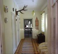 Egy családi ház folyosója vadásztrófeákkal és hagyományos dekorációkkal.