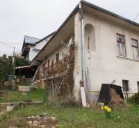 Családi ház Kostoľany nad Hornádom településen, előkerttel és fa elemekkel.