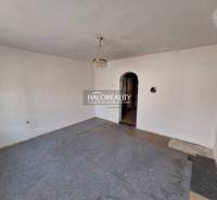 Egy szoba belseje fehér falakkal, szőnyeggel és csillárral, ingatlan - lakóhely.