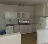 Konyhapult gáztűzhellyel és hűtőszekrénnyel a belső térben. Ingatlan - lakhatás.