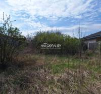 Telkek - lakóövezet Dvorníkon bokrokkal és füves területtel, ideális építkezésre.