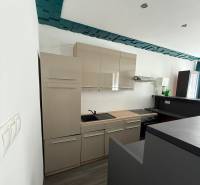 Konyha beépített szekrényekkel és főzőlappal a családi házban.