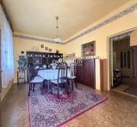 Családi ház finoman hangolt étkezője fa dekorációjú padlóval.