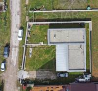 Légi felvétel a Bošianska utcai családi házról Neporadzan, füves udvarral.