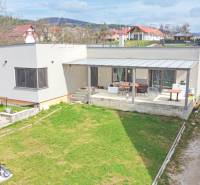 Családi ház terasszal és kerttel a Bošianska utcában, Neporadában.