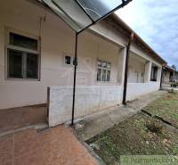 Családi ház Muzslán kis udvarral és fedett terasszal.