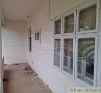 Családi ház Muzslán átjárható terasszal, redőnyös ablakokkal és betonpadlóval.