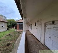 Családi ház Muzslán verandával és kerttel, vidéki stílus és egyszerű építészet.