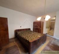 Hálószoba családi házban fa szekrényekkel és fa dekorációjú padlóval.