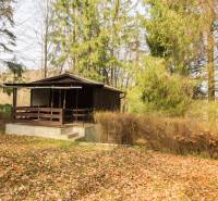 Erdővel körülvett házikó Holčíkovce üdülőterületén ősszel.