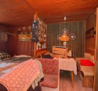 Rusztikus szoba a Rekreációs területeken fa dekorációval és kényelmes ülőhellyel.