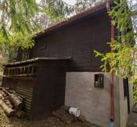 Faház zölddel körülvéve a Holčíkovce-i üdülőterületen.