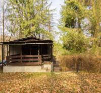 Faház fákkal körülvéve a Holčíkovce-i üdülőterületen.