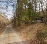 Természeti táj erdei úttal a Holčíkovce-i üdülőterületeken.