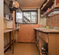 Kis konyha polcokkal és régi bútorokkal a rekreációs telkeken.