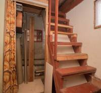 Fa lépcső vezet az emeletre, a Rekreációs területek belső tere.