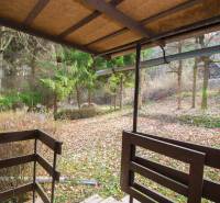 Kilátás a teraszról a Holčíkovce-i üdülőterületeken őszi levelekkel és fákkal.