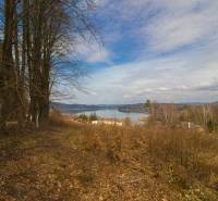 Rekreációs telkek Holčíkovce-ban, kilátással a vízfelületre és a zöldövezetre.