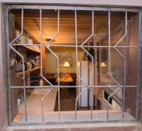 Részletesen kidolgozott belső konyha fa dekorációval és hangulatos légkörrel a rekreációs telkeken.