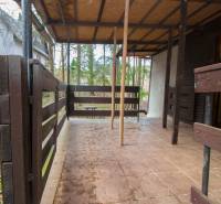 Fából készült terasz fákkal körülvéve a Holčíkovce-i üdülőterületeken.