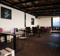 Kényelmes ülőhelyek hangulatos vendéglátóhelyeken, művészettel a falakon.