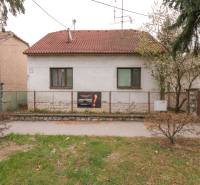 Családi ház a Zelenečska utcában, Nagyszombatban, piros cseréptetővel.