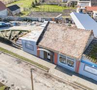 Kereskedelmi helyiségek Ekecsen hagyományos tetővel, járdával és kerttel.