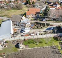 Kereskedelmi helyiségek Okočban, csendes vidéki környezetben lévő házakkal.