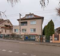 Szabadság utcája, 2 szobás lakásos ház, Trencsén, kerítésekkel és fákkal.