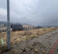 Kilátás a telkekre - lakóhely Ólublón, látható ösvénnyel és házzal.