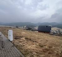 Telkek - lakóövezet Ólublón, kilátással a hegyekre és a házak tetejére.