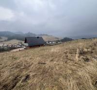 Külső nézet a lakhatásra alkalmas telkekről Ólublón.