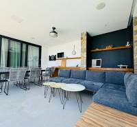 Tágas belső tér kőelemekkel és kényelmes ülőhelyekkel.