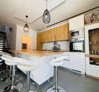 Modern konyha szigettel és bárszékekkel a villában.