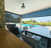 A jakisnicai villa terasza ülőhellyel és kilátással a medencére.