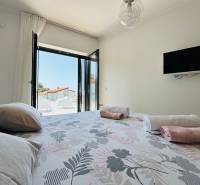 Hálószoba villában kilátással, ággyal és televízióval, ideális pihenésre.