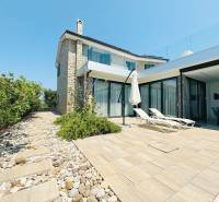 Villa Jakišnicában terasszal, köves ösvénnyel és pihenő nyugágyakkal.