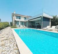 Villa Jakisnicában medencével és kő terasszal, zölddel körülvéve.