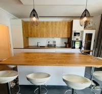 Konyha a villában fa dekorációval és elegáns világítással.