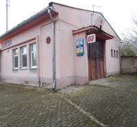 Rózsaszín épület Búcsán a 